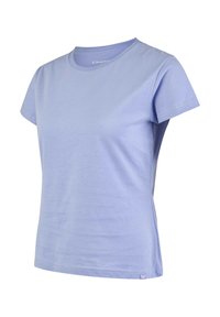 Helles lila T-Shirt mit kurzen Ärmeln aus Baumwolle. Verfügt über einen runden Ausschnitt und ein Etikett am inneren Kragen. Glatte Textur und taillierte Form.