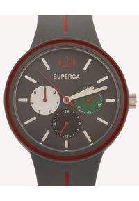 Orologio rotondo con cinturino in silicone grigio. I quadranti bianco e nero mostrano ore, minuti e giorno. Accenti rossi e logo migliorano il design.