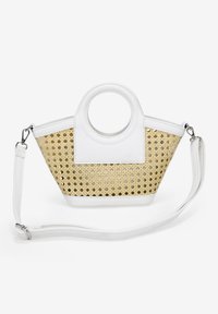 Bolso blanco con asa circular, laterales de mimbre trenzado y un acabado texturizado. Incluye una correa de hombro blanca desmontable.