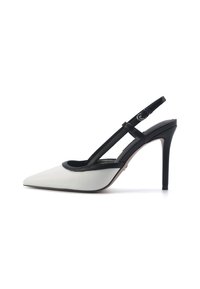 Slingback-Pump mit spitzer Kappe; verfügt über einen weißen Lederoberkörper, schwarze Akzente und einen Stiletto-Absatz.