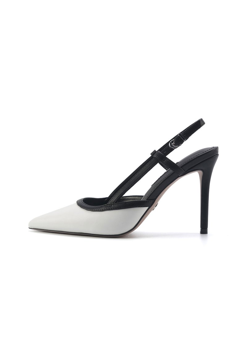 Slingback-Pump mit spitzer Kappe; verfügt über einen weißen Lederoberkörper, schwarze Akzente und einen Stiletto-Absatz.
