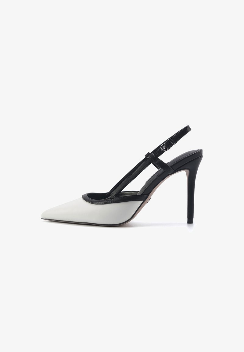 Slingback-Pump mit spitzer Kappe; verfügt über einen weißen Lederoberkörper, schwarze Akzente und einen Stiletto-Absatz.