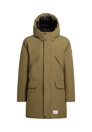 Zielona, ocieplana parka z kapturem, z przednim zamkiem błyskawicznym, dwoma dużymi kieszeniami z przodu i metką na dolnej stronie. Gładka tekstura, funkcjonalny design.