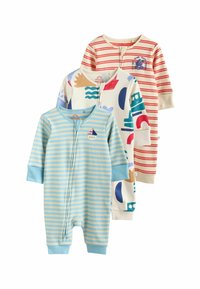 Trois bodies pour bébé : un à rayures bleu clair et crème, un avec des motifs colorés de bateaux et de vagues, et un rouge à rayures avec un emblème.