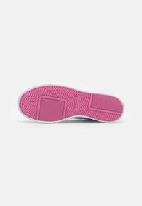 Lacoste ZIANE PLATFORM 224 - Αθλητικά παπούτσια - white/light pink