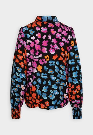 Lille kangaalusega lilleline pluus mustal taustal. Omab erksavärvilisi lilli roosa, sinise, oranži ja valgega, kogutud varrukate äärtega.