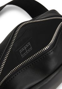 Tommy Jeans BOLD CAMERA BAG - Skuldertasker - black