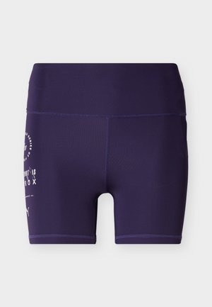 Pantaloni scurți atletici mulati, cu talie înaltă, de culoare violet închis, cu text și logo imprimat alb pe coapsa stângă, expuși pe un fundal simplu.