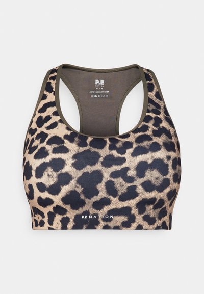 Sutiã desportivo com padrão de leopardo, apresentando um design de costas nadador, tecido suave e detalhes em verde oliváceo. Logo da P.E Nation exibido na parte da frente.