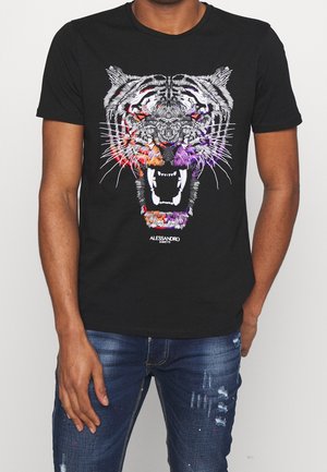 Sort bomulds T-shirt med et farverigt grafik af et brølede tigernes ansigt, med detaljerede linjer og accenter i rød, orange og lilla.