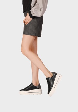 Queen Helena, X35-48 - Sneakers basse - nero