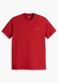 Camiseta de algodón roja con mangas cortas y cuello redondeado. Presenta un pequeño logo de Levi's en blanco en la parte izquierda del pecho.