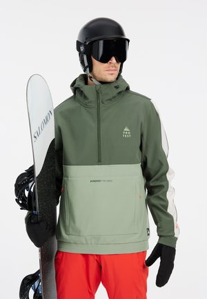 Grøn vandtæt jakke med lynlås, kontrastfarver, elastiske manchetter og en lomme. Snowboard og hjelm inkluderet, designet til vintersport.