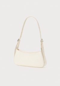 Lichtbeige schoudertas met een gebogen vorm, gemaakt van textuur materiaal, uitgerust met een verstelbare strap en een subtiel ruitpatroon.