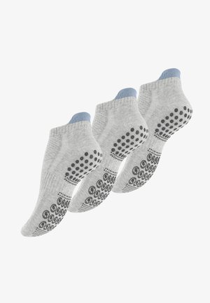 Drei Paar graue Socken mit einem hellblauen Bündchen, die an den Sohlen mit schwarzen Gummigrip-Punkten für besseren Halt ausgestattet sind.