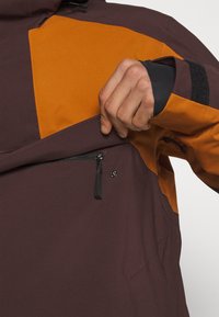 Peak Performance Snowboardjacke - dark brown