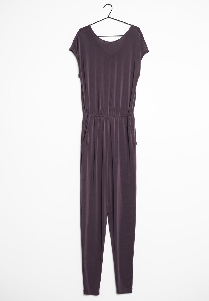 Fialový krátký overal vyrobený z elastického materiálu; má kulatý výstřih, elastický pas a boční kapsy; visí na černém háčku.