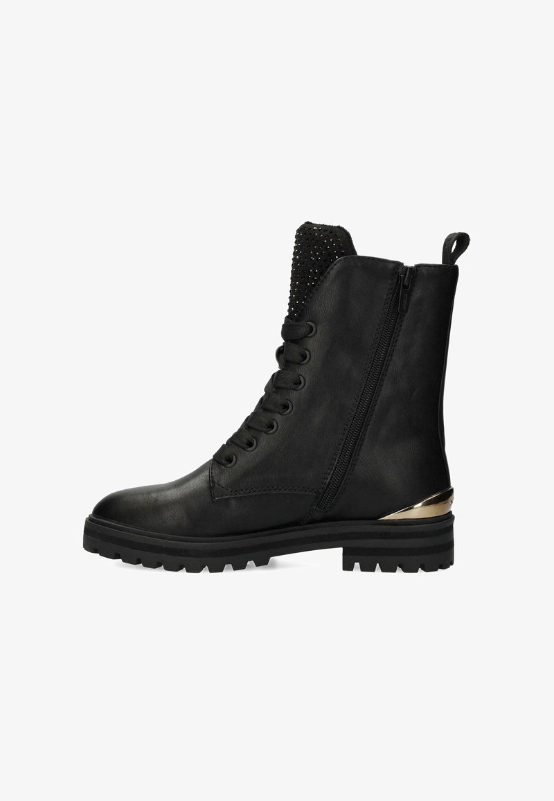 Bottine noire à lacets avec fermeture éclair latérale, semelle texturée, col rembourré pour la cheville orné de petits clous, et détail métallique sur le talon.