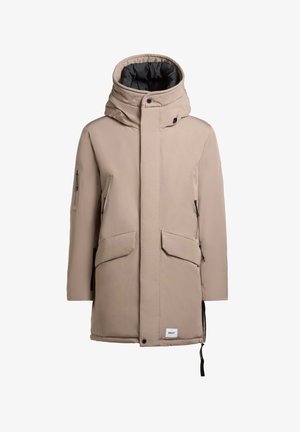 Bežna izolirana parka s visokim ovratnikom i odvojivom kapuljačom, koja ima dva prednja džepa, bočne patentne zatvarače i oznaku na rubu.