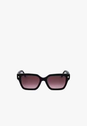 Occhiali da sole con montatura quadrata nera, lenti sfumate di viola scuro e piccoli accenti a forma di diamante argento agli angoli.