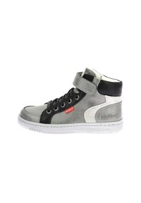Zapatillas altas que presentan una mezcla de materiales texturizados en gris, negro y blanco, con cordones y una correa de Velcro en el costado. Acento del logo en rojo.