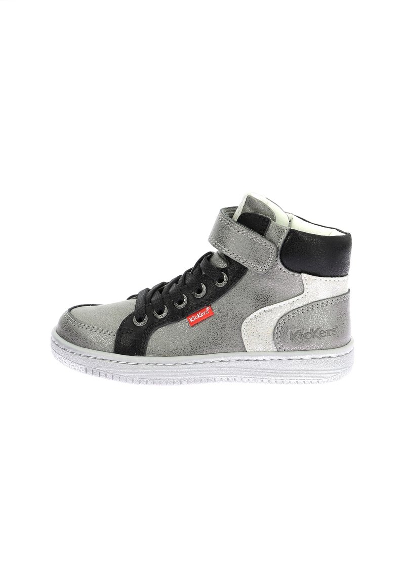 Zapatillas altas que presentan una mezcla de materiales texturizados en gris, negro y blanco, con cordones y una correa de Velcro en el costado. Acento del logo en rojo.