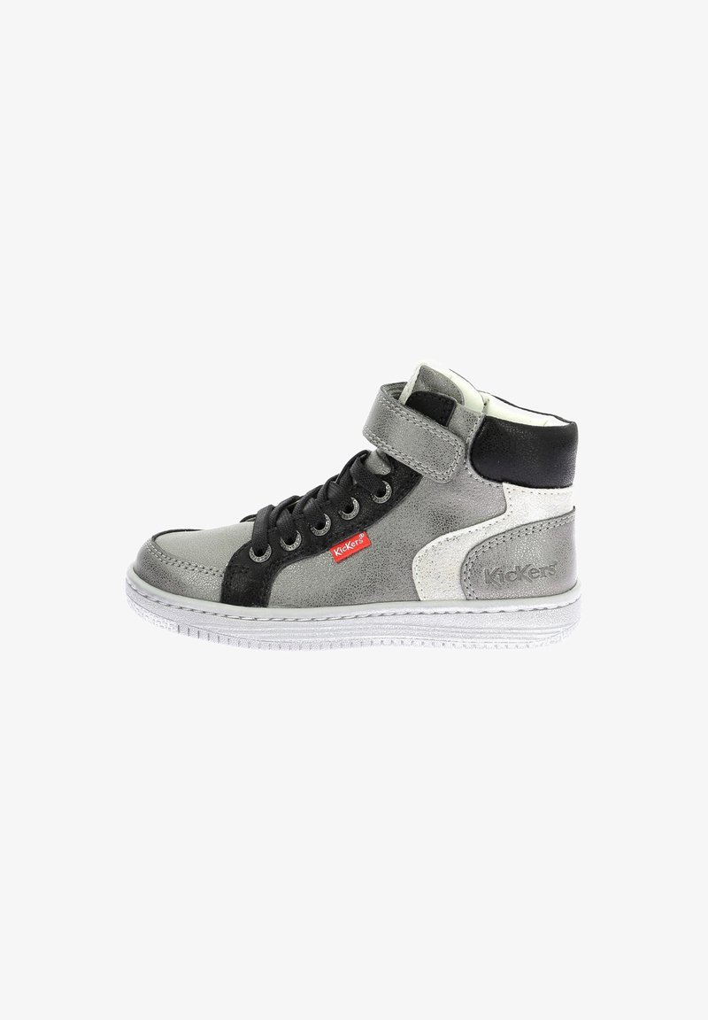 Baskets montantes avec un mélange de matériaux texturés gris, noir et blanc, avec des lacets et une sangle Velcro sur le côté. Accent logo rouge.