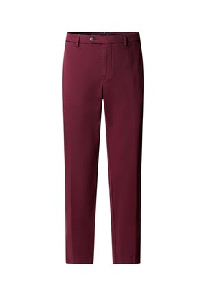 Pantalones de corte recto en color burdeos, con trabillas para cinturón, cierre de botón y cremallera frontal, mostrados sobre un fondo blanco.