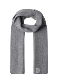Écharpe grise côtelée en matériau doux, avec une étiquette indiquant le nom de la marque et les instructions d'entretien, présentant une texture lisse.