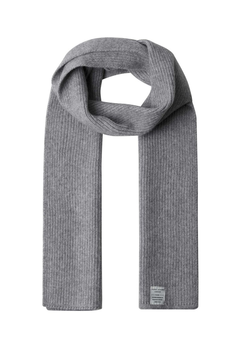 Écharpe grise côtelée en matériau doux, avec une étiquette indiquant le nom de la marque et les instructions d'entretien, présentant une texture lisse.