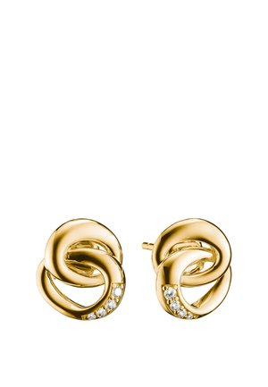 Goldene knotenförmige Steckerohrringe mit fünf kleinen eingelassenen Diamanten auf jedem Ohrring vor weißem Hintergrund.