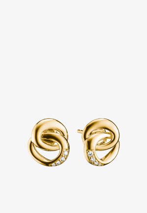 Goldene knotenförmige Steckerohrringe mit fünf kleinen eingelassenen Diamanten auf jedem Ohrring vor weißem Hintergrund.