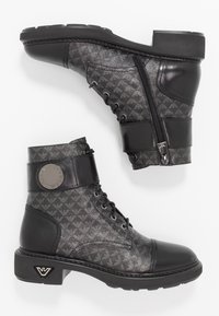 Černé šněrovací kotníkové boty s textilním svrškem se vzorem, koženými detaily, bočním zipem a masivním podpatkem s logem.