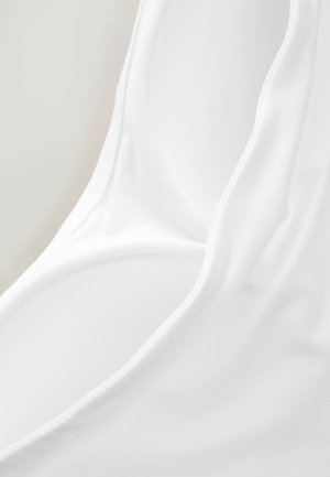 Costum de baie din material alb, cu o textură netedă și un decolteu adânc în formă de semicerc. Materialul pare ușor și elastic, potrivit pentru utilizare în apă.