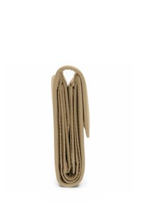 Portefeuille en cuir beige plié avec une texture lisse, comportant plusieurs compartiments et un design à bords arrondis. Détails de couture soignés visibles.