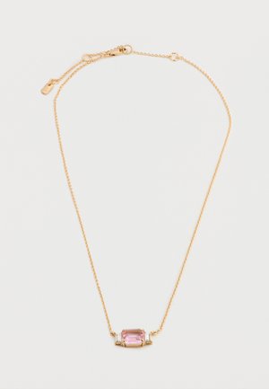 Delicado collar de cadena de oro con una piedra preciosa rosa rectangular en el centro y dos pequeñas piedras laterales rectangulares claras.