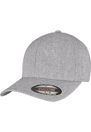 Cappello grigio con tessuto testurizzato, visiera curvata e bottone rotondo in cima. Presenta un'etichetta Flexfit sul davanti con indicazione della taglia.