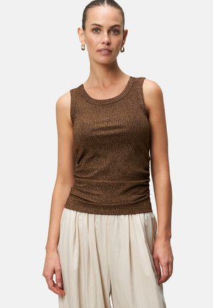 Bronze stribet tanktop med en rund halsudskæring og let samling ved taljen. Sammen med cremefarvede plisserede bukser.