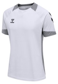 Biała sportowa koszulka z krótkim rękawem, z szarym kołnierzykiem i brzegami rękawów, z czarnym logo hummel na piersi i szewronami na rękawie.