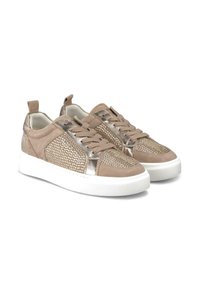 Sneakers in suede color tan con accenti metallici, punta rotonda e suola in gomma bianca. Presentano borchie decorative sui lati.