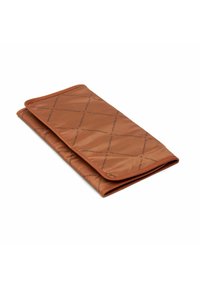 Brązowa, złożona torba z pikowanego materiału z wzorem tekstowym "The Chesterfield Brand" drukowanym na diagonali na powierzchni.