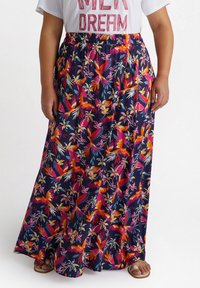 Gonna maxi floreale in blu navy, con motivi di uccelli e foglie in rosa, arancione e verde. Vita elastica per il massimo comfort.