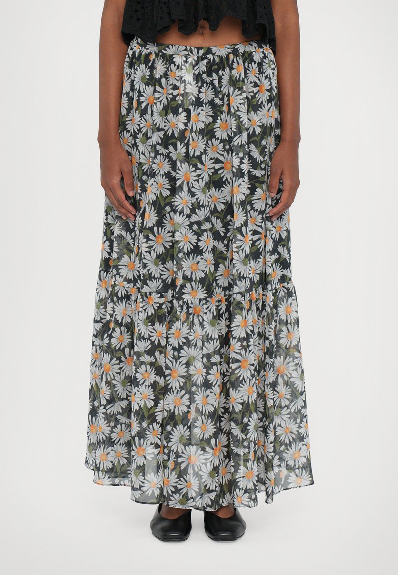 Langer, schwarzer Blumenrock mit einem Gänseblümchenmuster und orangefarbenen Akzenten. Hergestellt aus transparenter Stoff, mit einem elastischen Bund und einem fließenden Design.