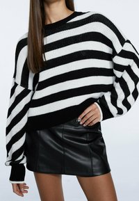 Stradivarius Neule - white