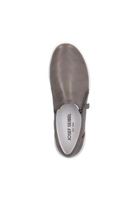 Brązowe skórzane buty wsuwane z perforacjami, z białą podeszwą i bocznym zamkiem błyskawicznym. Charakteryzują się zaokrąglonym czubkiem i minimalistycznym designem.