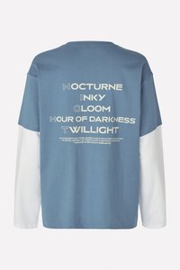 Blaues Langarm-T-Shirt mit weißen Ärmeln. Verfügt über fett gedruckten Text in Beige. Klassische Passform mit Rundhalsausschnitt, weichem Baumwollmaterial und genähten Säumen.