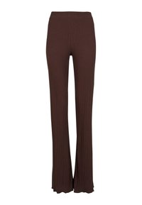 Pantalons évasés marron à côtes avec une taille haute. Le tissu a une texture lisse et les bords inférieurs sont légèrement ondulés.