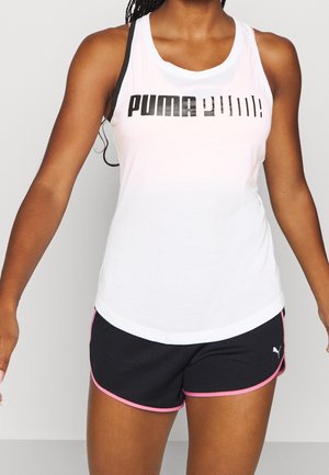 Biały top na ramiączkach z czarnym logo "PUMA", w parze z czarnymi szortami z różowymi akcentami. Gładka tekstura, sportowy krój i dopasowany kształt.