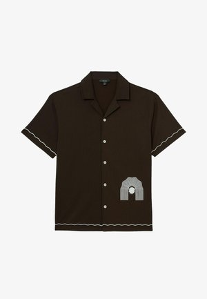 Sötétbarna, rövid ujjú, gombos ing, fehér hullámos vonal részletekkel a széleken és egy fehér absztrakt ív mintával az alsó bal oldalon.