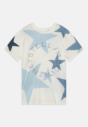 Witte katoenen t-shirt met grote blauwe sterren in verschillende tinten en gestippelde tekst die een cirkelpatroon vormt. Korte mouwen met een ronde halslijn.